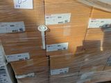 une palette remplie de cartons, sur laquelle se trouvent de nombreux cartons