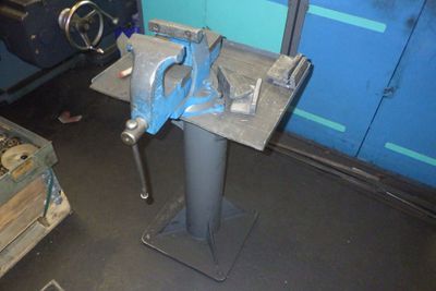 une machine posée sur une table dans une pièce