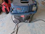 une photo d'un aspirateur posé sur le sol d'un garage