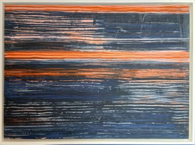 peinture abstraite composée de rayures bleues, orange et blanches, dans un cadre blanc