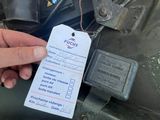 une personne qui porte une plaque d'immatriculation sur une moto