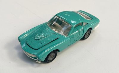 une petite voiture verte posée sur une table