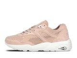des baskets roses pour femme, avec des semelles blanches et des détails en maille