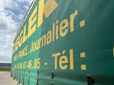 un grand panneau vert au bord de la route