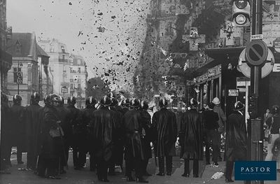 photographie en noir et blanc d'une foule de personnes debout dans une rue