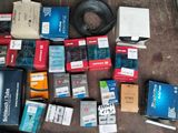 beaucoup de cigarettes et d'autres objets par terre