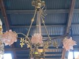 un lustre suspendu au plafond d'une pièce