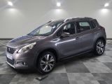 Le SUV Nissan gris est garé sur un sol en carrelage à damier.