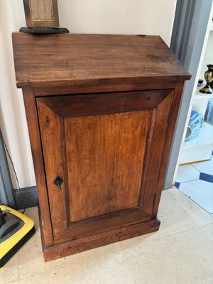 un petit meuble en bois surmonté d'une porte