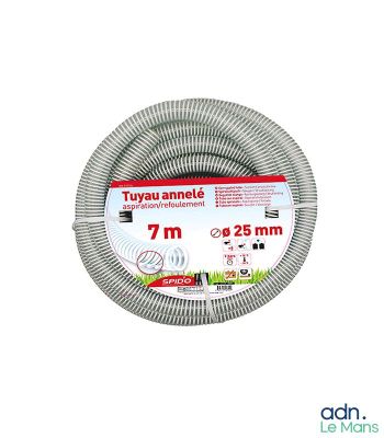 un gros plan d'un tuyau sur fond blanc
