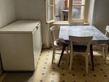 une table et des chaises dans une petite pièce dotée d'une fenêtre