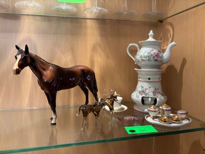 Ensemble de bibelots comprenant notamment une tisanière, porte couteau - Photo 1