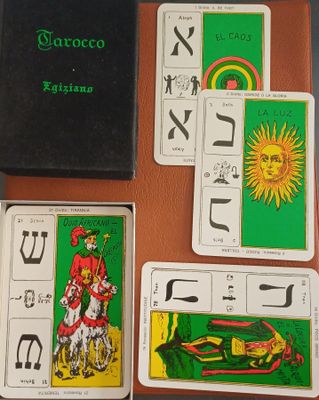 une boîte de cartes à jouer posée sur une table