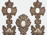 trois horloges anciennes sont posées les unes sur les autres sur une surface blanche