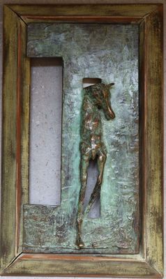 une statue en bronze représentant un homme tenant un cheval, dans un cadre