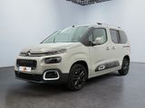La camionnette Citrole est garée dans une grande pièce blanche