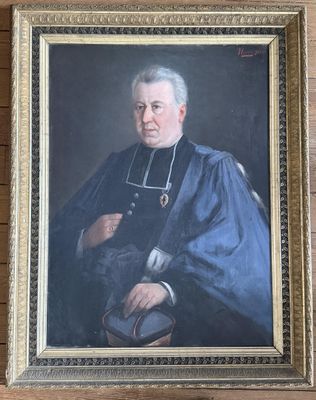 portrait d'un homme vêtu d'une aube tenant un livre