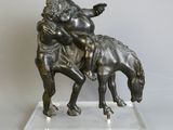 une statue représentant un homme à cheval, avec une femme à ses côtés