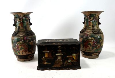 trois vases posés l'un à côté de l'autre sur une table