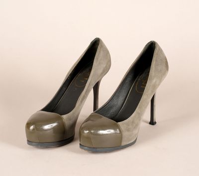 une paire de chaussures à talons hauts pour femme sur fond blanc