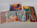 quatre cartes de couleurs différentes sur un fond blanc