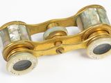 une paire de jumelles anciennes en laiton sur fond blanc