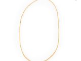 un collier en or avec une chaîne en perles sur fond blanc