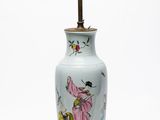 un vase bleu orné d'une peinture sur fond blanc