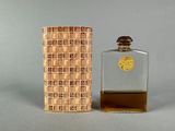 un petit flacon de parfum à côté d'un autre petit flacon de parfum