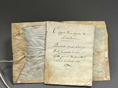 un vieux livre écrit posé sur une table