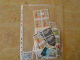 une photo d'une collection de timbres dans un sachet transparent