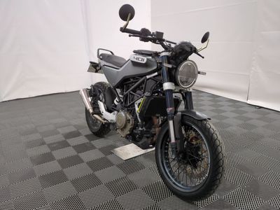 une moto garée sur un sol en damier