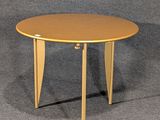 une image représentant une table ronde avec deux pieds et un plateau en bois