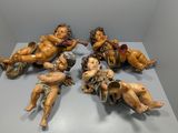 cinq figurines d'enfants allongés par terre