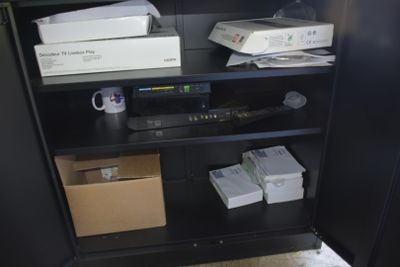 un meuble noir sur lequel se trouvent un téléviseur et une télécommande