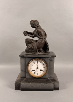 une statue de femme assise au sommet d'une horloge