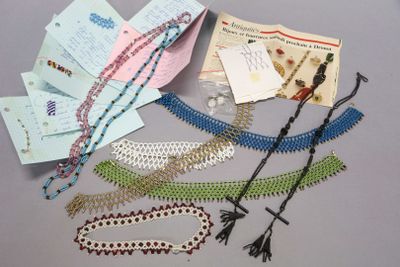 Lot de BIJOUX fantaisie principalement en perles de verre po…