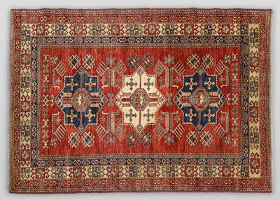 un tapis rouge et bleu à motifs géométriques sur fond blanc