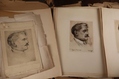 plusieurs dessins représentant un homme et une femme assis sur une pile de papiers