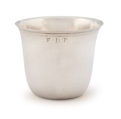 une coupe ancienne en argent munie d'une anse, sur fond blanc