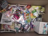 une boîte en carton remplie d'une multitude d'objets divers