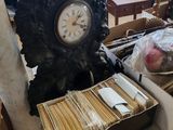 une horloge posée sur une table