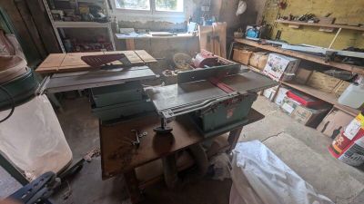 un établi contenant beaucoup d'outils