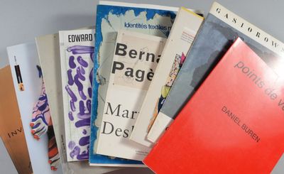 plusieurs livres sont empilés sur une table