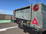un camion qui est garé dans un parking