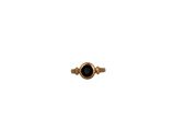 une image d'une bague en or avec une pierre noire au centre