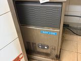 une photo d'une machine à glaçons professionnelle dans une cuisine professionnelle
