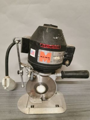 l'image d'une machine posée sur une table