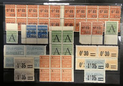 quelques vieux timbres sont exposés dans une vitrine