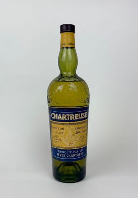gros plan d'une bouteille de whisky sur une surface blanche